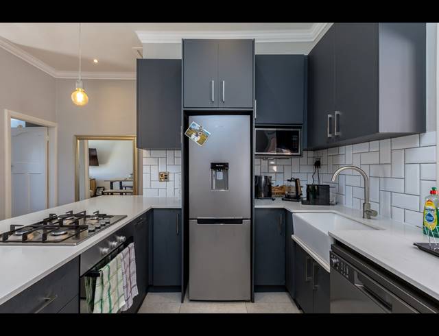 2 BEDROOM APARTMENT TO LET IN SEA POINT
